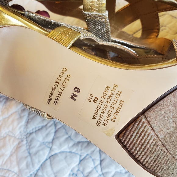 Marc Fisher NWOT Nala gold sparkly heels 6 M - Picture 3 of 12